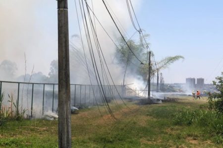 Imagem colorida de incêndio em vegetação - metrópoles