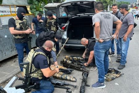 Imagem colorida mostra Polícia Civil do Rio de Janeiro com as metralhadoras recuperadas. As armas foram roubadas do Exército em São Paulo - Metrópoles