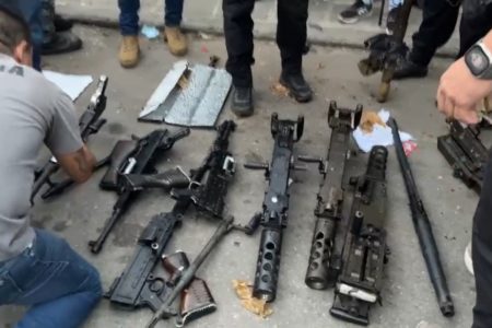 Imagem colorida mostra metralhadoras recuperadas pela Polícia Civil do Rio de Janeiro; armas foram furtadas do exército em São Paulo - Metrópoles