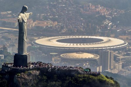 Foto colorida do Cristo Redentor e Maracanã - Metrópoles