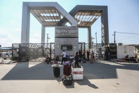 16 de Outubro de 2023, Territórios Palestinianos, Rafah: Uma vista da passagem da fronteira de Rafah, no sul da Faixa de Gaza, enquanto os palestinianos, alguns com passaportes estrangeiros, aguardam por ajuda e potencial passagem para o Egipto. De acordo com o Ministério da Saúde de Gaza, o número de mortos em ataques israelenses na Faixa de Gaza aumentou para cerca de 2.750 e 9.700 pessoas ficaram feridas desde que a pior escalada de violência em anos entre israelenses e palestinos começou na semana passada, enquanto, segundo a ONU, alguns 1 milhão de pessoas fugiram de suas casas no norte da Faixa de Gaza - Metrópoles