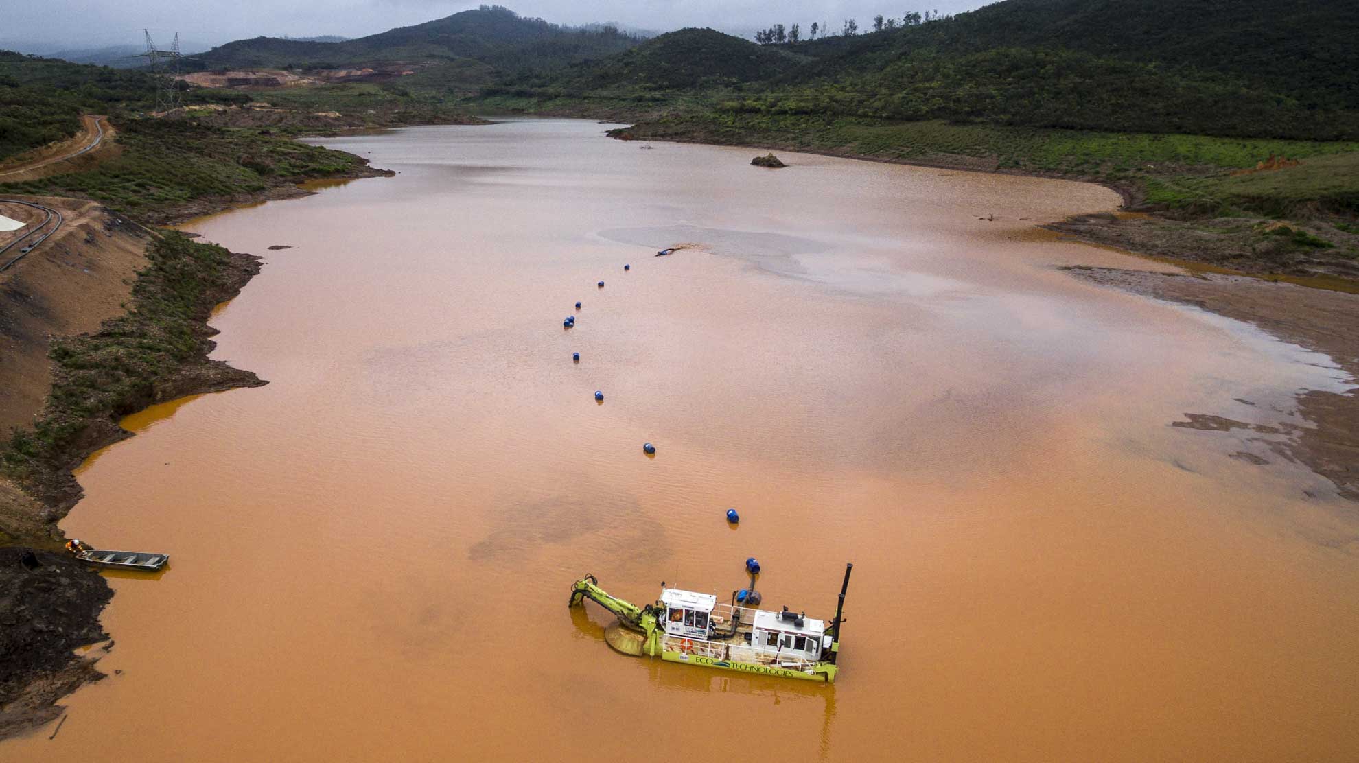 Barco ajuda a amenizar a destruição após o desastre ambiental causado pela Sanmarco em Mariana