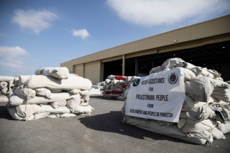 Imagem colorida mostra Suprimentos de socorro enviados pelo governo paquistanês aos palestinos estão no Aeroporto Internacional de El Arish, prontos para serem enviados através da passagem de fronteira de Rafah, entre o Egito e a Faixa de Gaza - Metrópoles