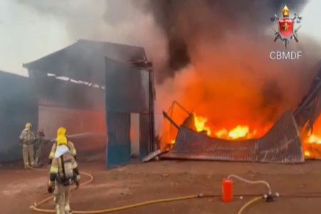 Bombeiros combatem chamas em depósito