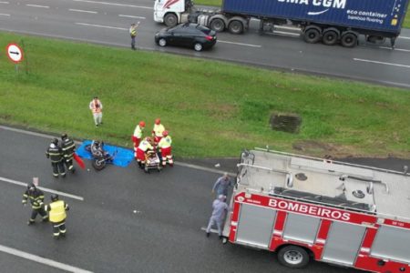 foto colorida de simulado de resgate em acidente na Rodovia dos Imigrantes, em Cubatão - Metrópoles