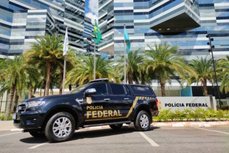 Foto colorida de viatura da Polícia Federal em frente a sede da PF abin - Metrópoles