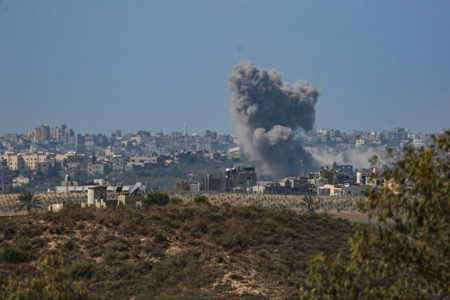 Imagem colorida de fumaça em Gaza - Metrópoles