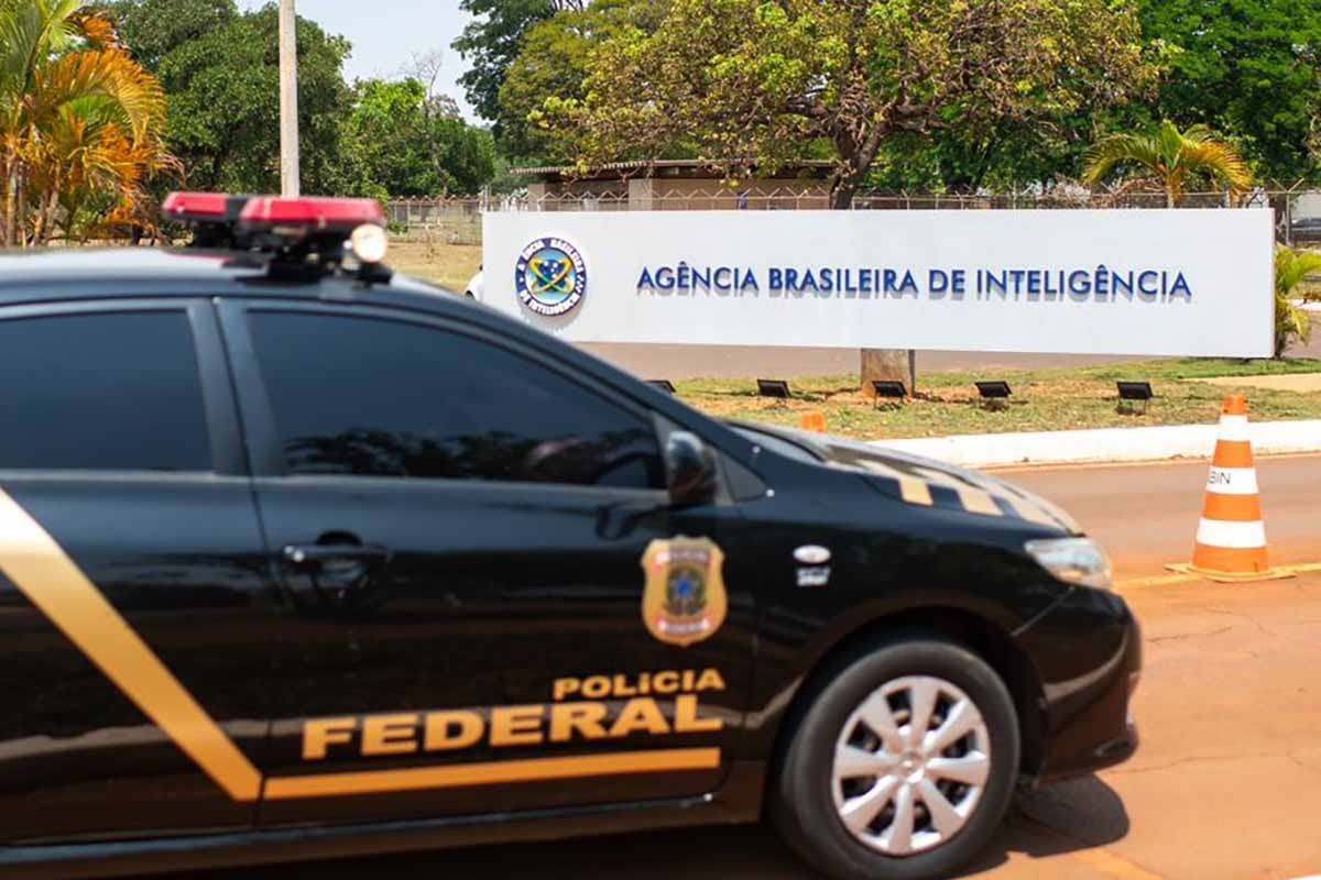 Carro da PF na frente da placa da Abin