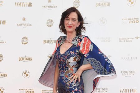 Foto colorida da atriz Haydn Gwynne em tapete vermelho, com vestido colorido - Metrópoles