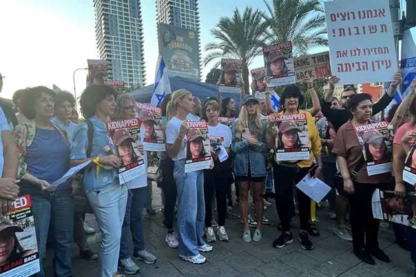 Imagem colorida de protesto de familiares que buscam parentes reféns do Hamas - Metrópoles