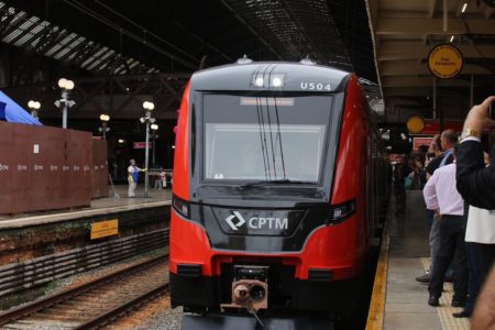 Imagem colorida de trem em estação da Linha 11-Coral da CPTM - Metrópoles