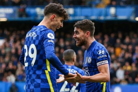 Imagem colorida de Jorginho e Havertz quando vestiam a camisa do Chelsea- Metrópoles