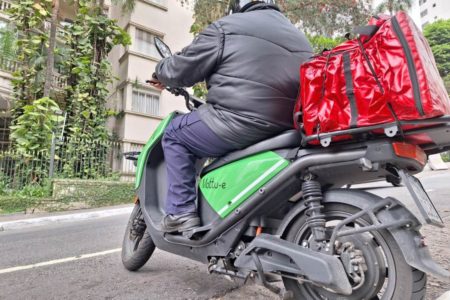 Imagem mostra homem com caixa de entrega (bag) em São Paulo - Metrópoles