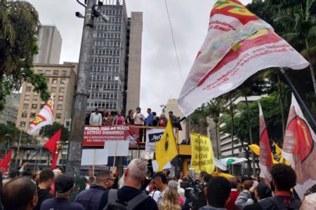 imagem colorida mostra protesto de professores contra a chamada PEC do manejo- Metrópoles