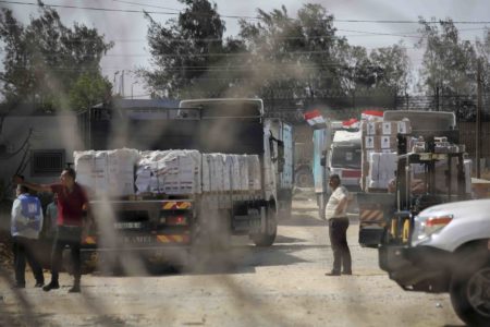 Ajuda humanitária chega através da passagem terrestre de Rafah para a Faixa de Gaza - Metrópoles