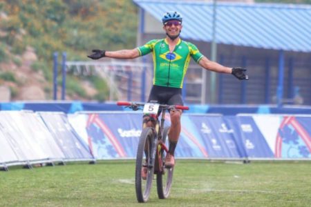 Foto colorida de José Gabriel, que foi bronze na mountain bike e fatura primeira medalha do Brasil nos Jogos Pan-Americanos de Santiago - Metrópoles