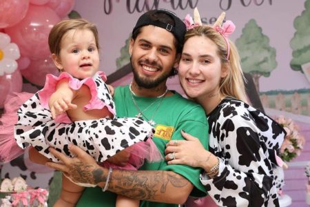 Foto colorida do casal Virginia Fonseca e Zé Felipe com sua filha caçula, Maria Flor