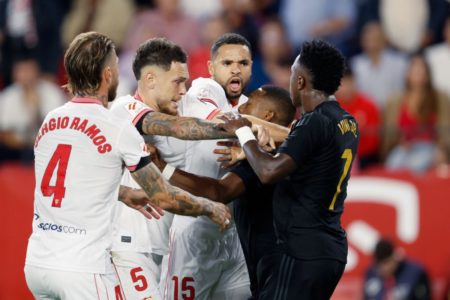 Imagem dos jogadores de Real e Sevilla se empurrando -Metrópoles