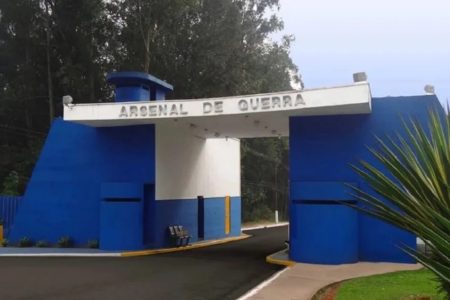 Fotografia colorida mostra a fachada do Arsenal de Guerra do Exército em Barueri (SP), onde 21 armas foram furtadas - Metrópoles