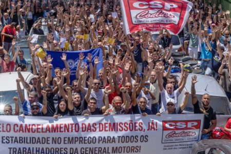 Foto mostra assembleia de metalúrgicos para a greve contra a GM em São José dos Campos