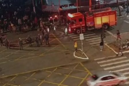 Imagem mostra viatura dos bombeiros durante atendimento em avenida perto da Cracolândia, no centro de São Paulo - Metrópoles