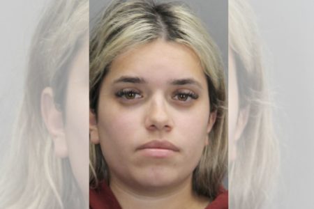 Imagem colorida de Juliana Peres, brasileira que trabalhava como babá, foi presa sob suspeita de envolvimento na morte de invasor - Metrópoles