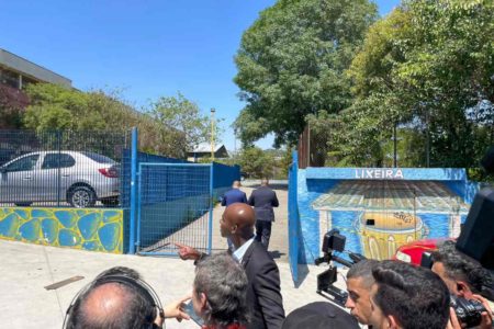 foto colorida de movimentação de policiais e imprensa nos arredores da Escola Estadual Sapopemba, onde ataque a tiros deixou aluna morta - Metrópoles