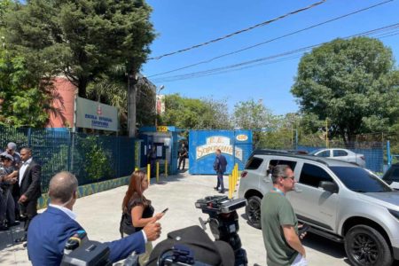 foto colorida de movimentação de policiais, imprensa e pais de alunos nos arredores da Escola Estadual Sapopemba, onde ataque a tiros deixou aluna morta - Metrópoles