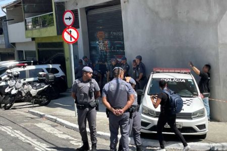 foto colorida de movimentação de policiais e imprensa nos arredores da Escola Estadual Sapopemba, onde ataque a tiros deixou aluna morta - Metrópoles