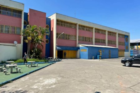 foto colorida da fachada da Escola Estadual Sapopemba, onde ataque a tiros com arma de fogo deixou aluna morta - Metrópoles