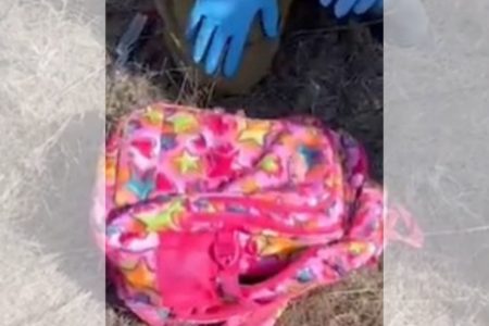 Imagem colorida da mochila com explosivos do Hamas, encontrada por soldados israelenses