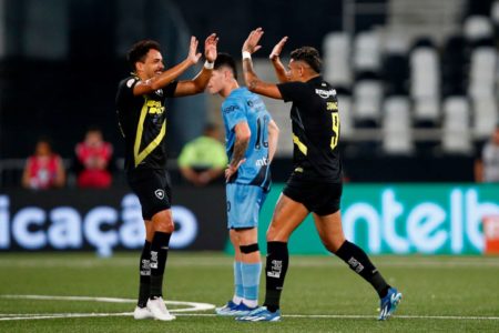 Imagem colorida de Tiquinho Soares e Eduardo comemorando o gol do Botafogo na partida contra o Athletico-PR pelo Brasileirão- Metrópoles