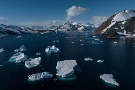 Imagem mostra Derretimento de icebergs na ilha Horseshoe, no oeste da Antártica