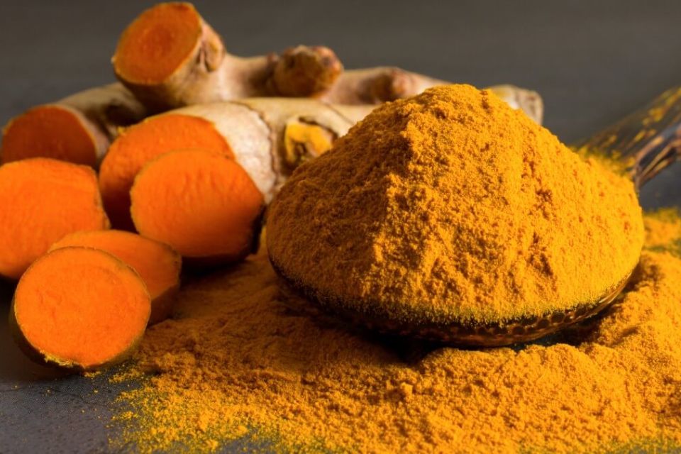 Cúrcuma em pó e em pedaços