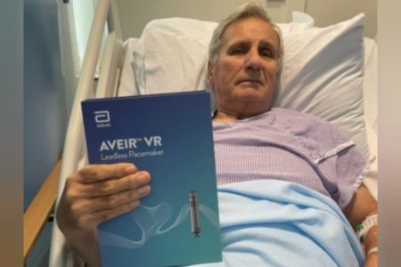 Foto mostra o aposentado Graham Motteram que recebeu o novo marca-passo