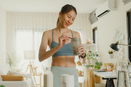 Mulher asiática preparando o Whey protein - Metrópoles
