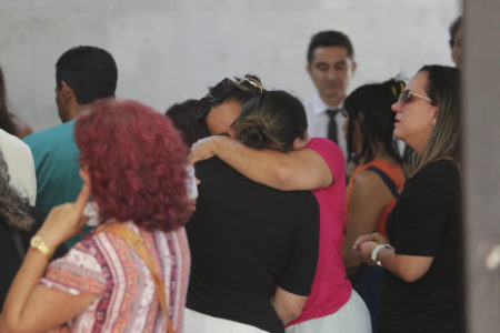 Familiares e amigos se reúnem no velório da Maria de Deus, 64 anos, uma das 5 vítimas do acidente envolvendo um ônibus clandestino da BR-070 - Metrópoles