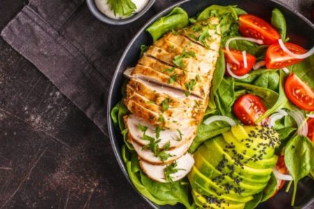 salada de abacate com frango e tomates