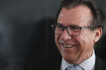 Ministro do Trabalho e Emprego, Luiz Marinho, sorri durante coletiva - Metrópoles