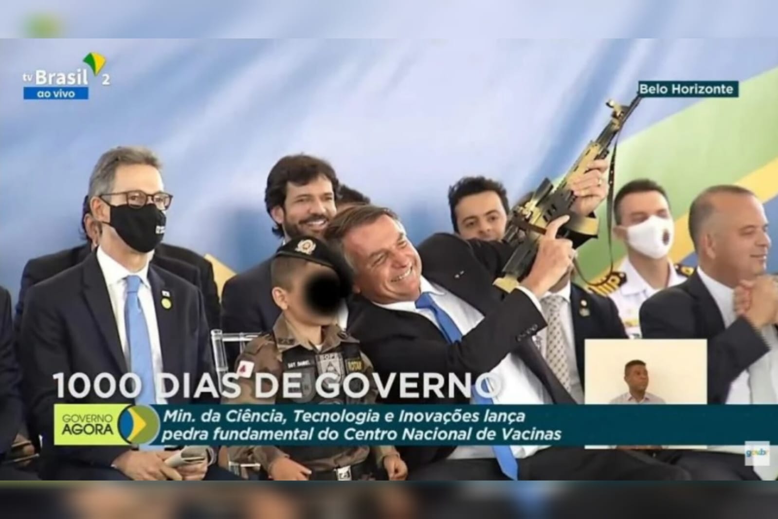 Jait Bolsonaro, então presidente da República, posa com um fuzil de brinquedo ao lado de uma criança, em cerimônia realizada em 2021, em Belo Horizonte