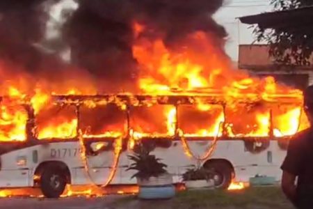 imagem colorida de ônibus pegando fogo no Rio de Janeiro - Metrópoles