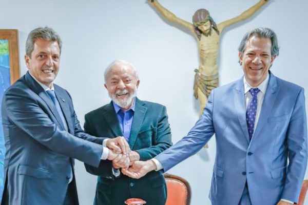 imagem colorida mostra sergio massa junto ao presidente lula e ao ministro da fazenda fernando haddad - Metrópoles