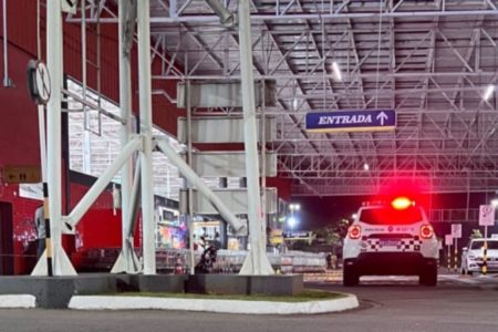 Imagem colorida de viatura dentro de estacionamento de mercado, onde homem foi morte