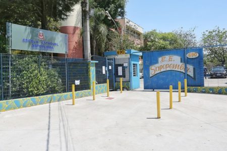 Fotografia colorida mostra fachada da Escola Estadual Sapopemba, na zona leste de SP - Metrópoles