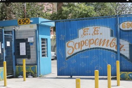 Imagem colorida da fachada da Escola Estadual Sapopemba, onde houve ataque a tiros que matou aluna de 17 anos na zona leste de Sâo Paulo - Metrópoles