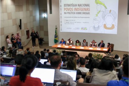 Imagem colorida do Lançamento da Estratégia Nacional para Mitigação e Reparação dos Impactos do Tráfico de Drogas sobre Territórios e Populações Indígenas