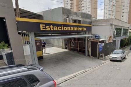 Foto colorida mostra fachada de estacionamento