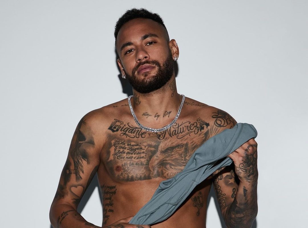 Na imagem com cor, Neymar Jr. posa para campanha da Skims - Metrópoles