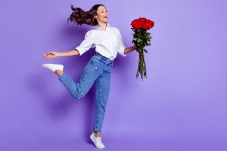 Mulher segurando rosas vermelhas com blusas branco - Metrópoles