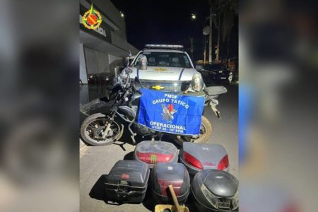 Carro da PMDF e peças de moto desmontada